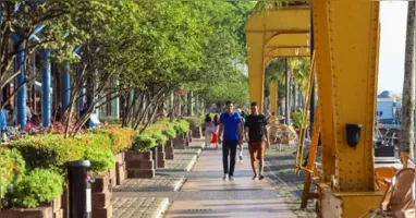 Visitantes aproveitam o pôr do sol na Estação das Docas, um dos cartões-postais de Belém, enquanto a cidade recebe o mundo para a COP30.