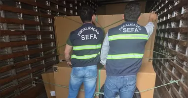 Fiscais da Sefa checam interior de veículo com 71 unidades de motocicletas desacompanhadas de nota fiscal