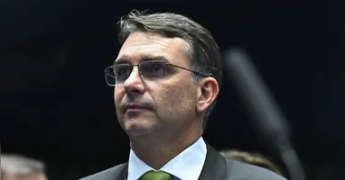 Flávio Bolsonaro se prepara para a corrida presidencial, enquanto Tarcísio de Freitas enfrenta pressão.