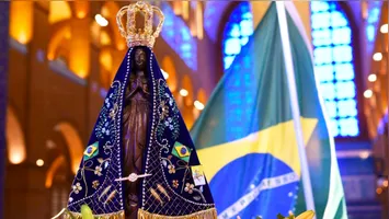 A devoção, que começou com um achado surpreendente no século 18, é marcada por fé, milagres e uma profunda conexão com a história naciona