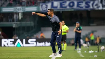 Apesar da pressão, António Oliveira seguirá no comando técnico do Remo.