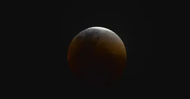 Lua de sangue poderá ser observada neste domingo (7); saiba como e onde assistir!