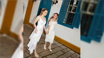 Imagem ilustrativa da notícia Cantora Mari Fernandez se casa com Júlia Ribeiro. Veja o vídeo