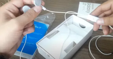 O formato pode parecer um defeito, mas é resultado de um design intencional, conhecido como “fio assimétrico” ou “Y assimétrico”.