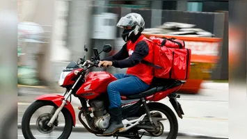 As empresas contestam decisões da Justiça do Trabalho que reconheceram o vínculo empregatício com os motoristas e entregadores.