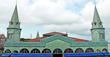 No local trabalham 94 permissionários, que atuam na venda de peixes, camarões e lanches