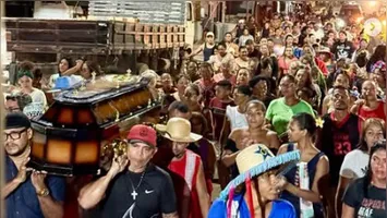 População dispensou caminhão do Corpo de Bombeiros para conduzir caixão do Mestre no braço