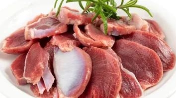 100 g de moela oferecem 28,8 g de proteínas, superando facilmente quatro ovos médios, que juntos somam cerca de 20 g