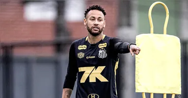 Atacante vai começar no banco.