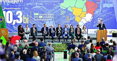 O ministro das Cidades, Jader Filho, discursa durante a cerimônia de anúncio dos recursos. Abaixo, o ministro Jader com o presidente Lula e o ministro da Casa Civil Rui Costa