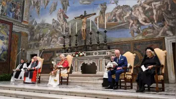 Rei Charles e Papa Leão XIV durante a cerimônia