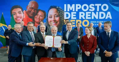 Presidente Lula durante a cerimônia de sanção da lei que amplia a faixa de isenção do Imposto de Renda Pessoa Física (IRPF) para contribuintes que recebem até R$ 5 mil mensais