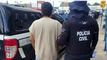 Professor conduzido pelos policiais