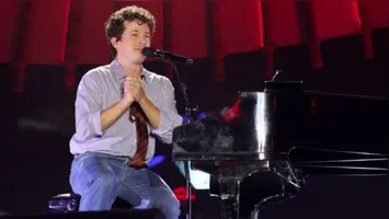 Sentado em sua cadeira, o cantor emocionou os fãs