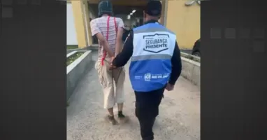 Chaves sendo detido pela polícia