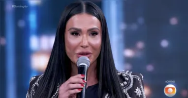 Gracyanne Barbosa mancou, mas não perdeu o sorriso após se machucar na gravação da Dança dos Famosos, nos Estúdios Globo.