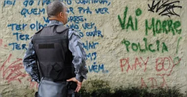 Brasil registra 129 mortes de policiais em 2025, com Rio de Janeiro liderando. Violência contra segurança pública afeta mais da metade do país.