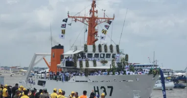 A Imagem Peregrina de Nossa Senhora de Nazaré chega à Escadinha da Estação das Docas e é recebida com aplausos, lágrimas e cânticos pelos fiéis que aguardavam desde as primeiras horas da manhã.