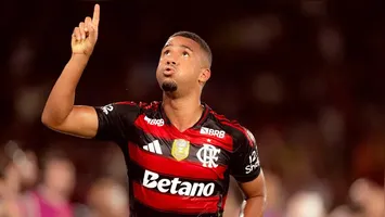 Samuel Lino aponta para o céu ao comemorar gol do Flamengo contra o Ceará.