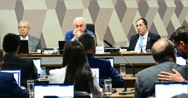 A chamada "PEC da Blindagem", que vinha sendo alvo de intensas críticas por especialistas, juristas e parte da opinião pública, foi rejeitada por unanimidade pela Comissão de Constituição e Justiça (CCJ).