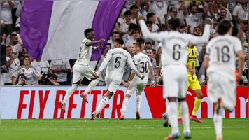 Em meio a polêmica sobre a dedicatória, Vini Jr também comemora gol com os companheiros