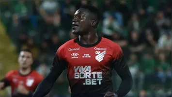 Atacante foi o nome da virada com dois gols