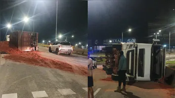 BR-316: o caminhão que tombou transportava uma carga de areia.