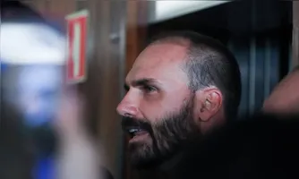 Eduardo Bolsonaro continua nos EUA mesmo exercendo mandato de deputado no Brasil