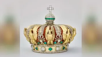 Coroa da imperatriz francesa Eugênia, uma das peças roubadas do museu do Louvre em 19 de outubro de 2025
