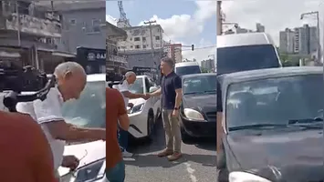 Luciano Huck surpreendeu o motorista no meio do trânsito de Belém.