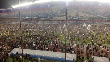 A torcida invadiu o gramado do Mangueirão após a confirmação do acesso e deve se direcionar para a Aldeia Cabana