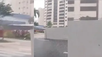 Com a queda da estrutura metálica, os condutores redobraram a atenção no trânsito