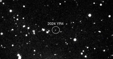 Desde a descoberta, observatórios ao redor do mundo acompanham o asteroide, atualizando continuamente as estimativas sobre seu tamanho, trajetória e nível de perigo.