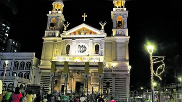A abertura oficial do Círio 2025 será marcada por uma missa presidida por Dom Júlio Akamine na Basílica de Nazaré, seguida da tradicional iluminação da fachada e do espetáculo "Bendito Encontro".