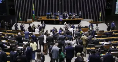 A derrota veio mesmo após o governo fazer uma série de concessões na tentativa de ampliar o apoio à medida, o que incluiu poupar as bets (casas de apostas) do aumento na tributação proposto inicialmente e manter a isenção sobre rendimentos de títulos imobiliários e do agronegócio.