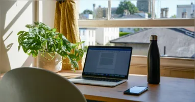 Especialistas alertam: acompanhar produtividade não pode invadir privacidade.