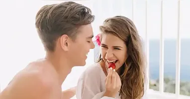 Escolhas inteligentes no prato podem turbinar a libido: descubra o que incluir e o que evitar antes do sexo para mais energia e prazer.