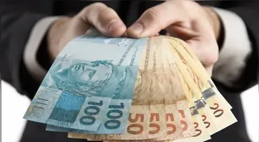 Famílias brasileiras enfrentam recorde de 10% da renda comprometida com juros, revelando crise de endividamento