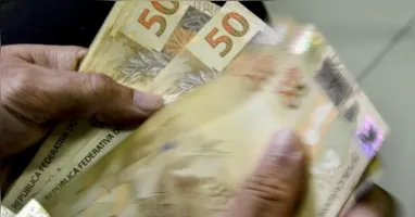 Todos os trabalhadores com carteira assinada têm direito ao benefício, mesmo aqueles em período de experiência. Profissionais afastados por auxílio-doença ou acidente de trabalho também recebem parte proporcional paga pelo INSS.