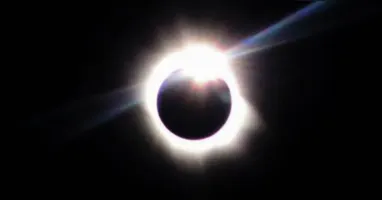 O portal especializado Space já classifica o evento como "o eclipse do século", destacando sua duração excepcional.