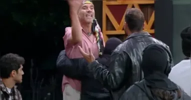 Os ânimos rapidamente se exaltaram, e os dois peões se aproximaram para discutir frente a frente, o que elevou o tom da conversa.