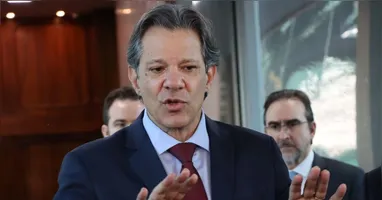 Após tarifas de 50%, Haddad vê chance de recuo dos EUA com exposição de mensagens entre Bolsonaro e filho