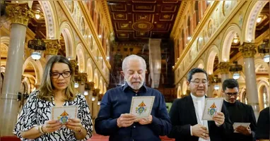 Lula e Janja rezam diante da imagem original de Nossa Senhora de Nazaré, em Belém, e pedem bênçãos para a COP30, que será realizada na capital paraense em novembro.