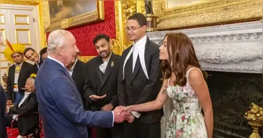 Anitta durante encontro com Rei Charles III, em Londres.