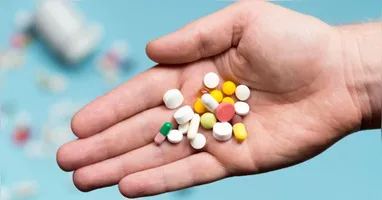 No Brasil, uma pesquisa do Conselho Federal de Farmácia (CFF) revelou que 77% da população admite já ter se automedicado.