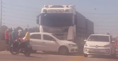 Um carro e um caminhão se chocaram no Viaduto do Coqueiro, em Ananindeua, região metropolitana de Belém.