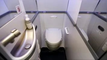 Passageiros criticam a exclusividade para clientes premium e questionam a falta de conforto para os demais viajantes.