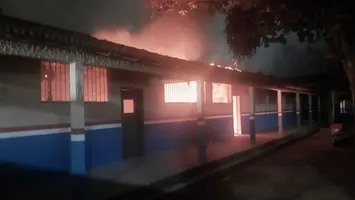 Em imagens que circulam nas redes sociais, é possível ver que as chamas foram intensas, atingindo várias salas e consumindo até mesmo o telhado da escola.