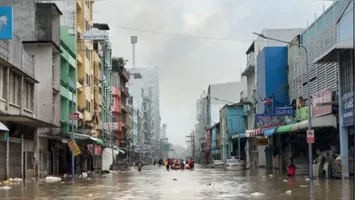 Na Tailândia, pelo menos 162 habitantes morreram em uma das maiores inundações da década, além de milhares que estão desabrigados.