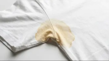 Trate pequenos sinais de amarelado logo no início, quando a remoção é mais simples e eficaz.